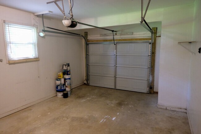 Building Photo - 6 Hardale Ln