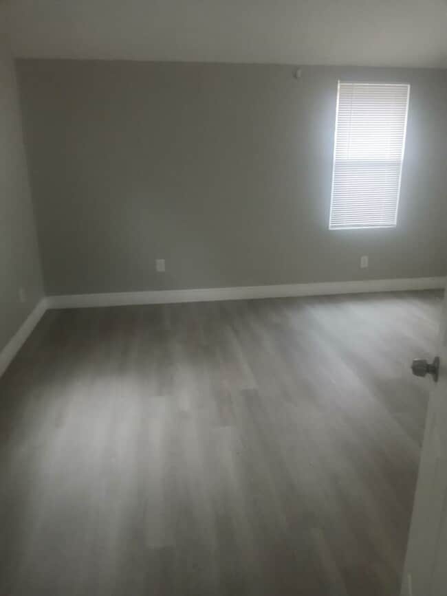 Building Photo - Cozy 1BR Home with Spacious Front Patio, Ample Parking, and Private Backyard in Zephyrhills!