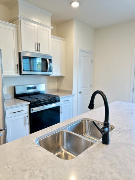 Building Photo - 107 Hyacinth Ln