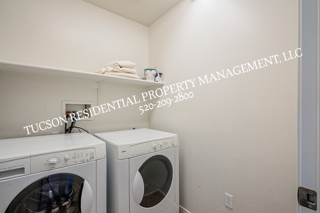 Building Photo - 6012 S Meadow Breeze Dr