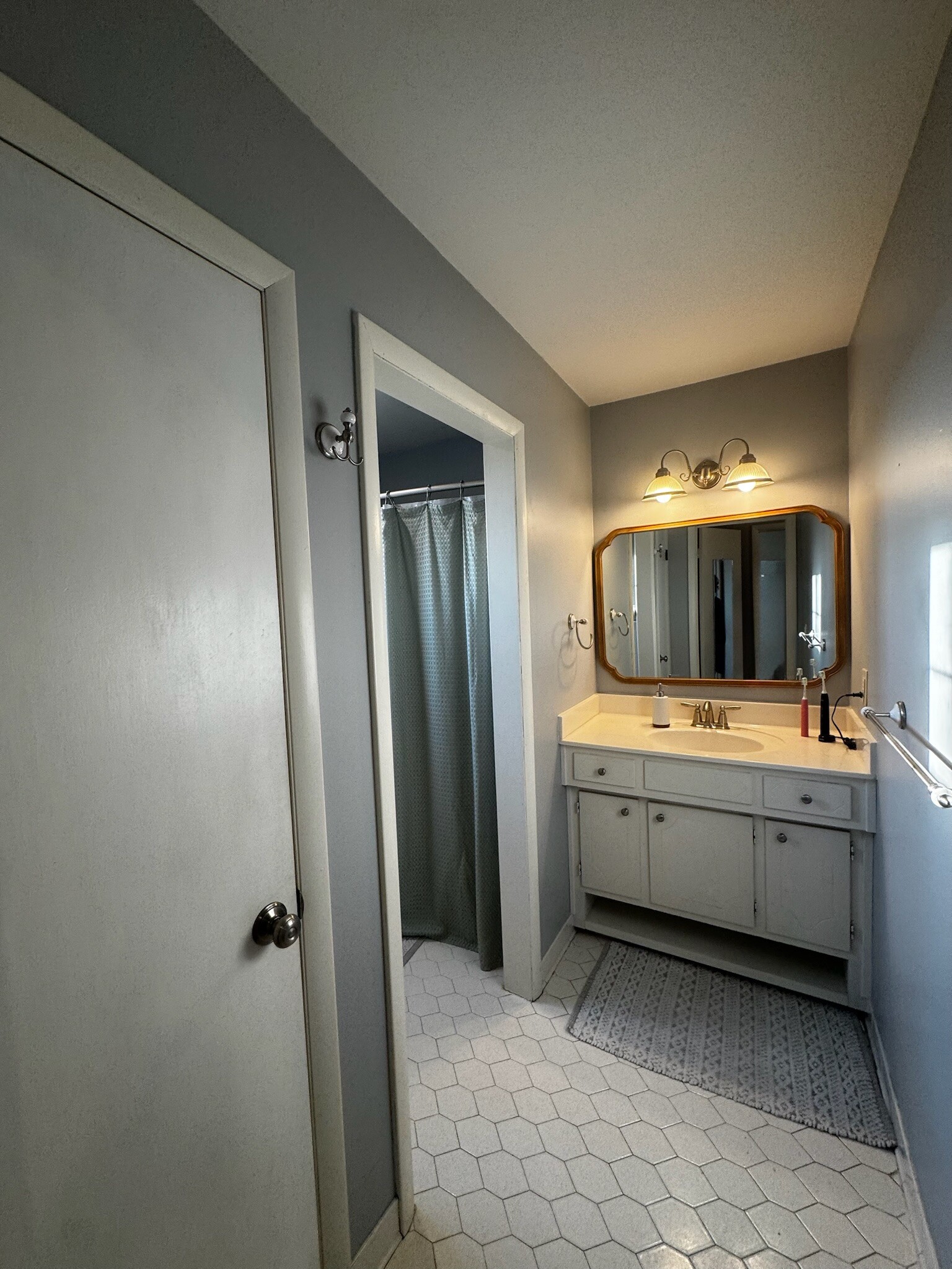 Upstairs bathroom (tub/shower) - 5128 Brucewood Dr