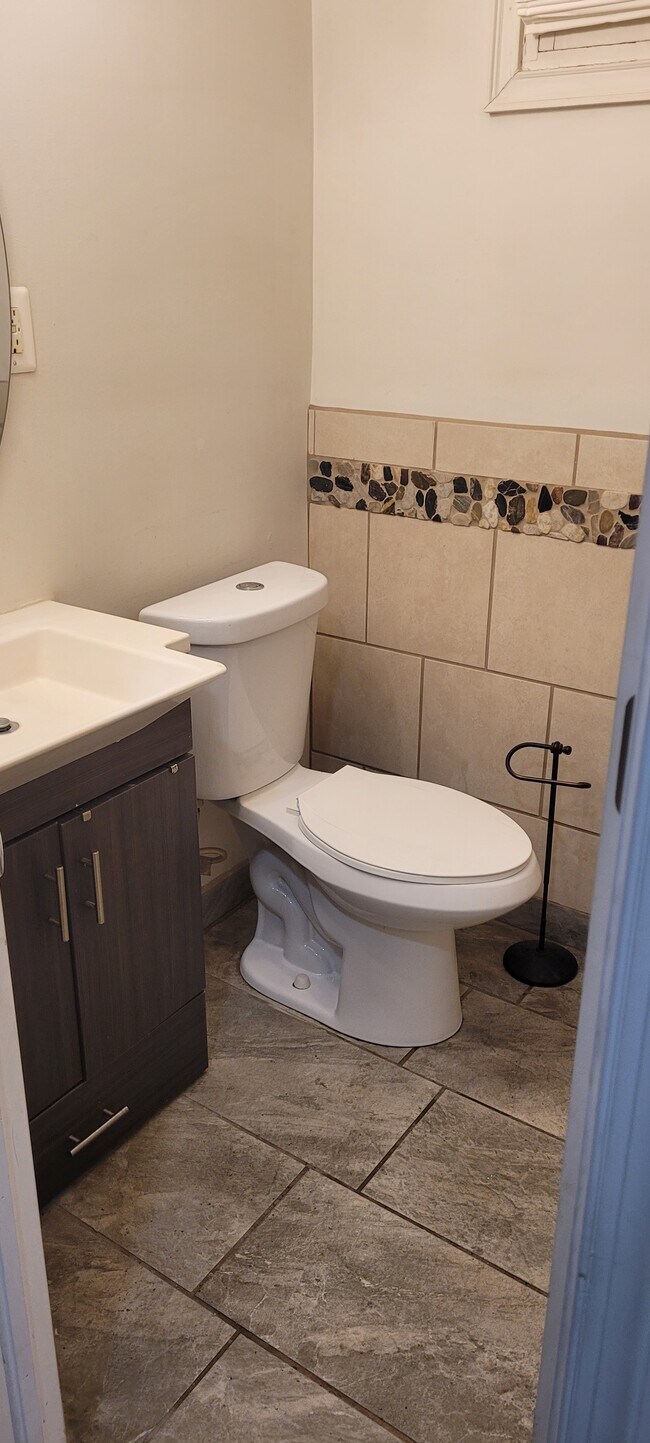 Building Photo - 1248 16th St NE