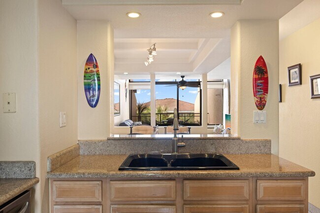 Building Photo - Stunning views, space and comfort.