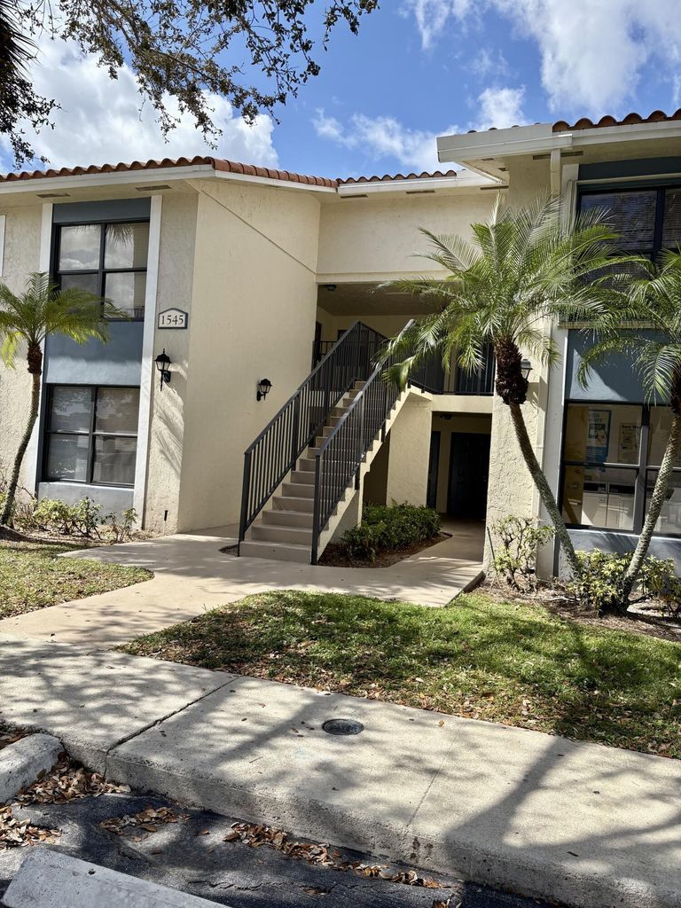 Building Photo - 1545 Lake Crystal Dr