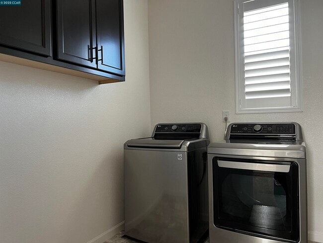 Building Photo - 742 Iris Dr