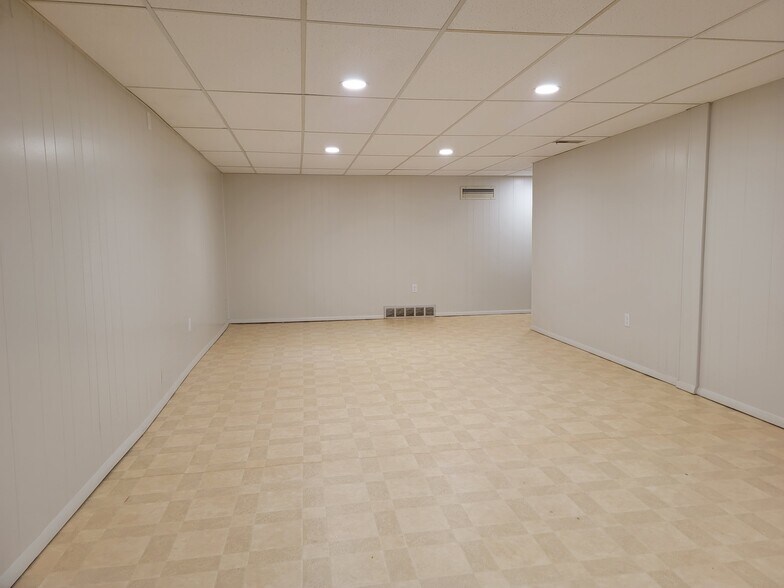 Building Photo - 40 Pine Crest Dr
