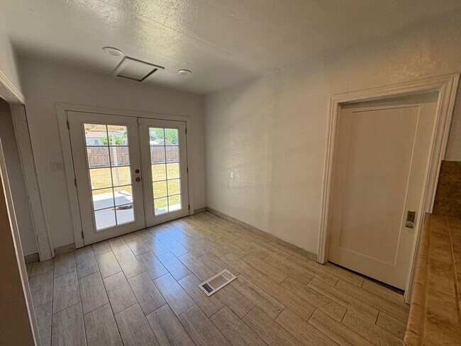 Building Photo - Spacious Tulare home Available Now!