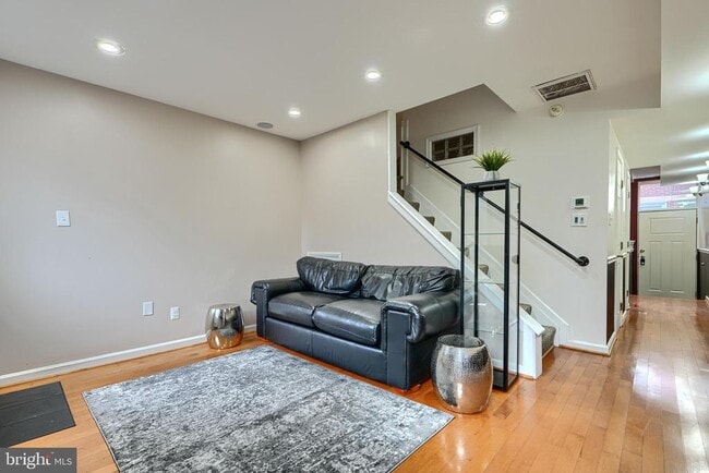 Building Photo - 624 Jasper St