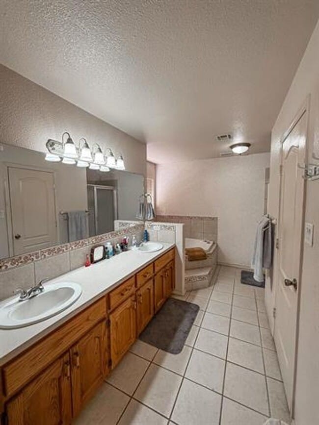 Building Photo - 2409 Saguaro Loop