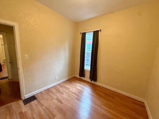 Building Photo - Gorgeous 4 Bed / 2 Bath Home on 6th Street!