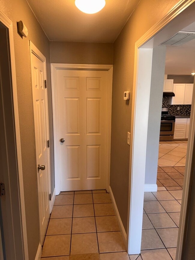 Building Photo - Beautifully Updated 4/2 in Old Fig