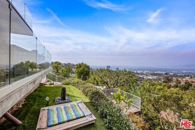 Building Photo - 7191 Pacific View Dr