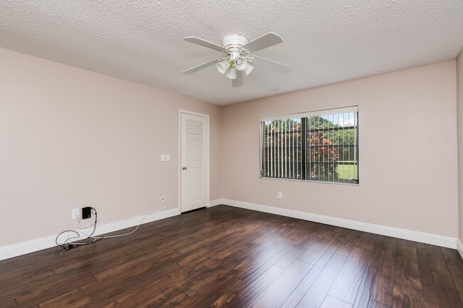 Building Photo - 8535 Casa Del Lago