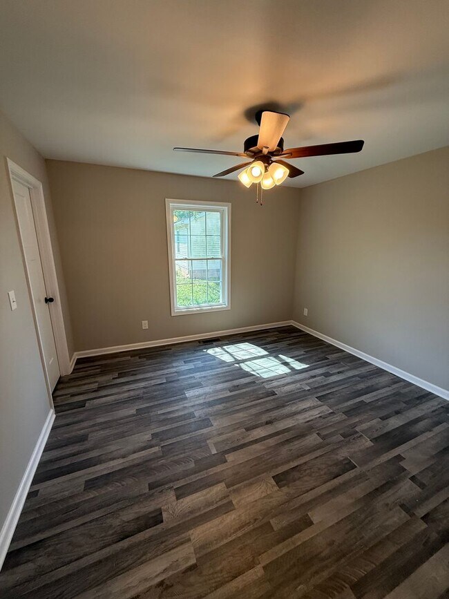 Building Photo - 3 Bed/2 Bath House with 2 Car Garage (NEW ...
