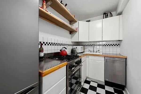 Primary Photo - 142 E 16th St