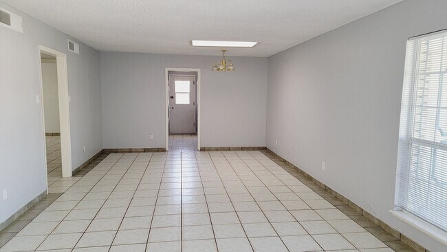 Building Photo - Adorable 2 bdrm, 2 bath apartment in West ...