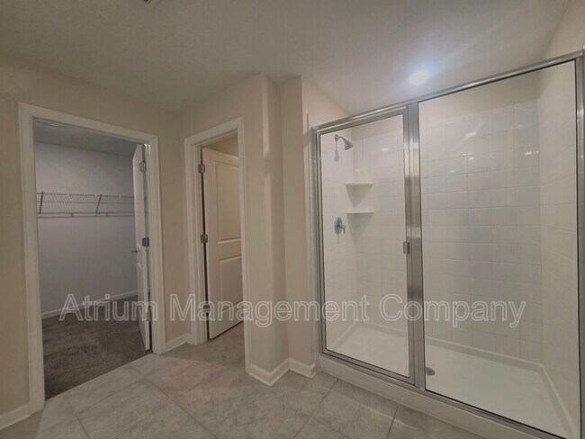 Building Photo - 327 Macarthur St