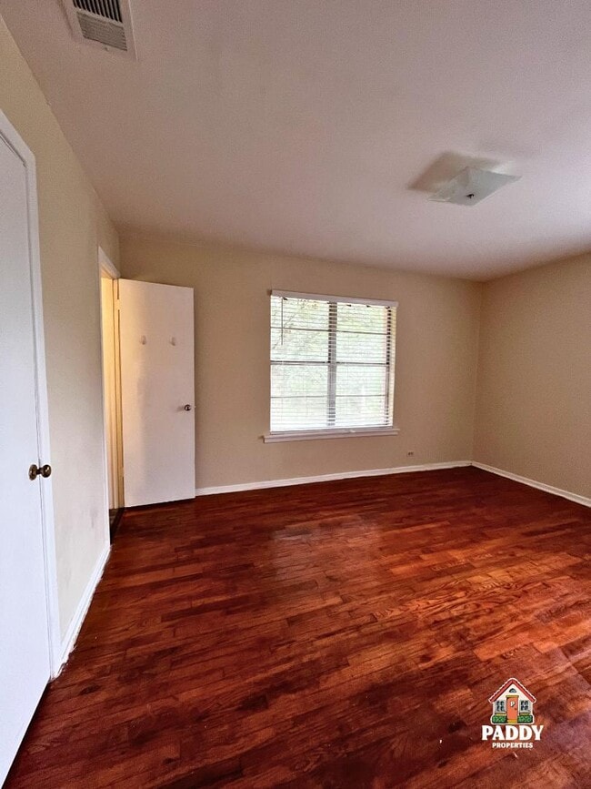 Building Photo - 411 Redbud Ln