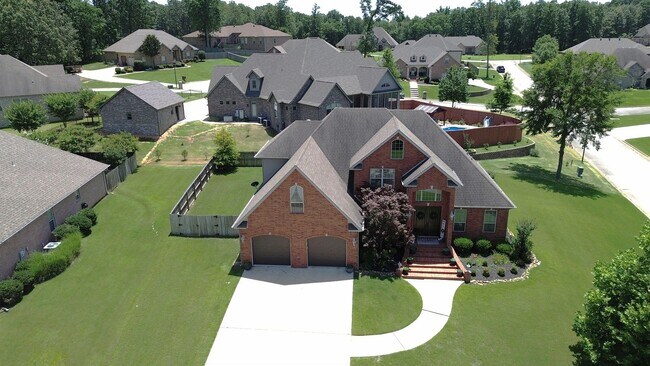 Building Photo - Beautiful 5-bed/3-bath home with covered patio
