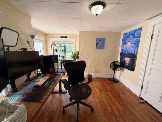 Building Photo - Charming Four Bedroom Home on SE Side!