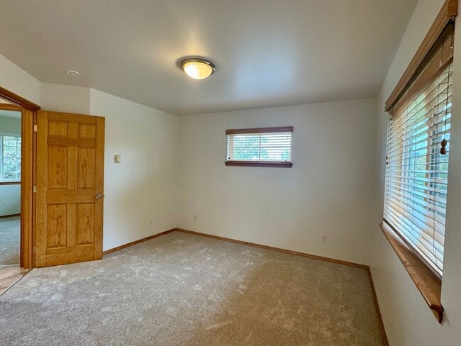 Building Photo - desirable Driftwood Keys daylight rambler...main floor primary suite