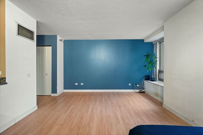 Building Photo - 512 N McClurg Ct