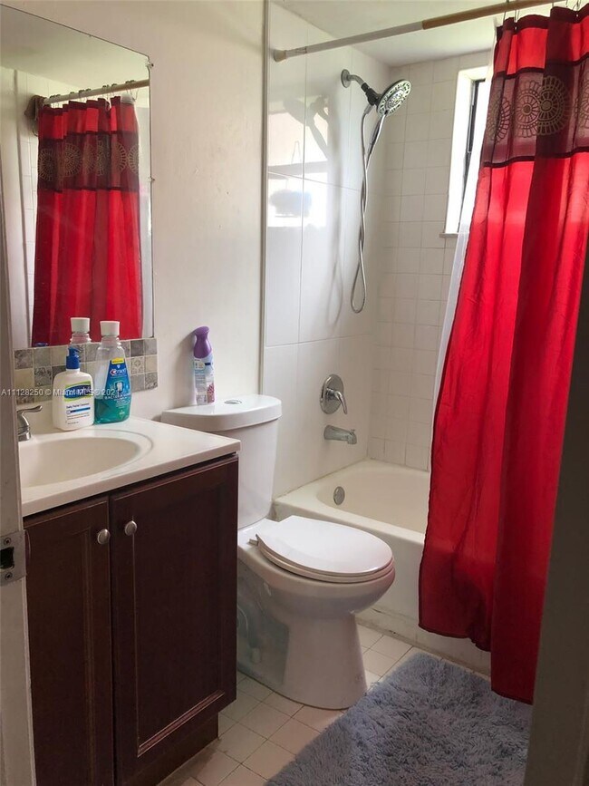 Building Photo - 852 NE 209th St