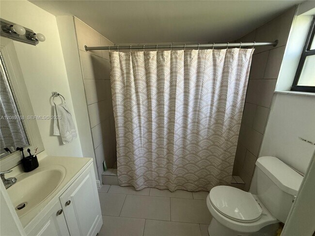 Building Photo - 1301 NE 7th St