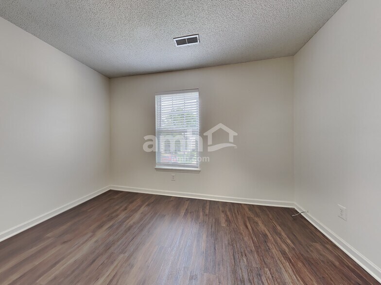 Building Photo - 325 Sunburst Way