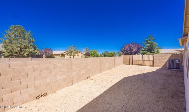 Building Photo - 5638 N Ardmore Ave