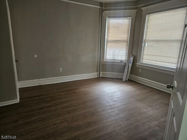 Building Photo - 37 Mapes Ave