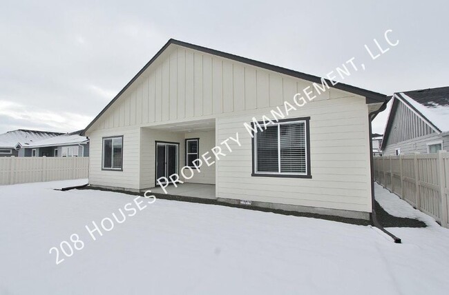 Building Photo - Spacious Single-Level Energy Efficient Home