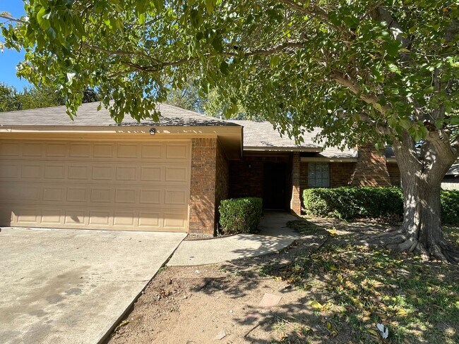 Primary Photo - 3 BEDROOM 2 BATHROOM HOUSE IN DENTON