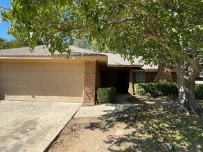 Building Photo - 3 BEDROOM 2 BATHROOM HOUSE IN DENTON