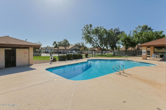 Building Photo - 2 Bedroom 2 Bathroom with a 2 Car Garage f...