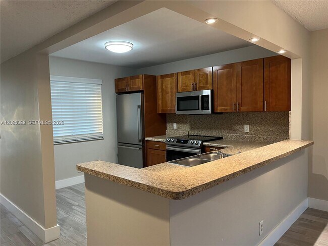 Building Photo - 436 Lakeview Dr