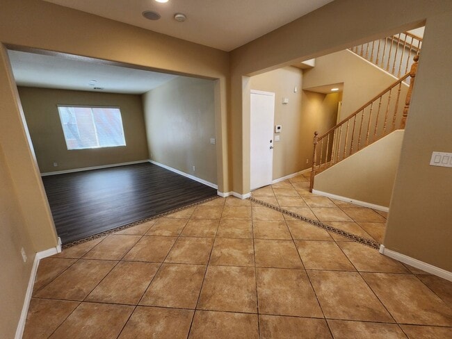 Building Photo - Stunning 4 Bed 3 Bath 2 Story Home with Loft