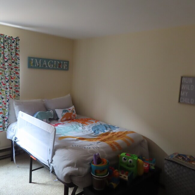 Building Photo - 2325 N Neva Ave