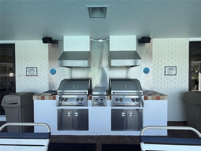 Building Photo - 110 Cypress Club Dr