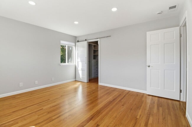 Building Photo - Remodeled 3-Bedroom 2.5-Bathroom Barron Park Home