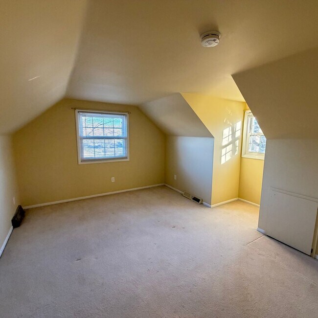 Building Photo - Four Bedroom Home in Forest Hills Schools!