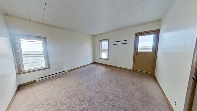 Building Photo - Spacious 2 Bedroom Apartment