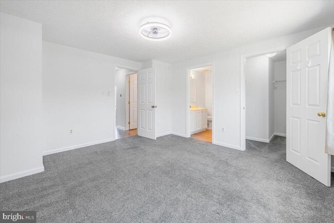 Building Photo - 1542 St Lawrence Ct
