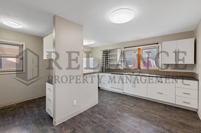 Building Photo - 1720 S Windsor Rd