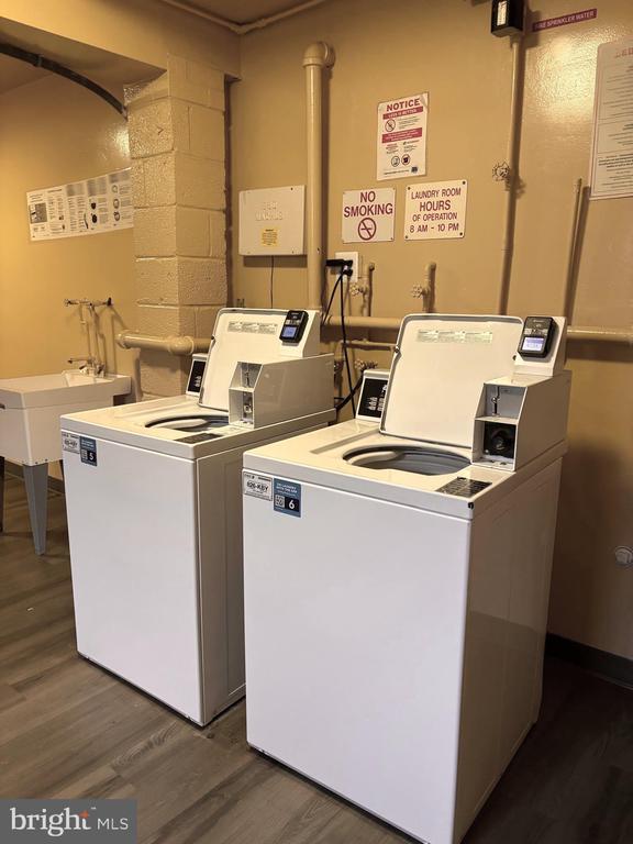 Building Photo - 2 Canterbury Square