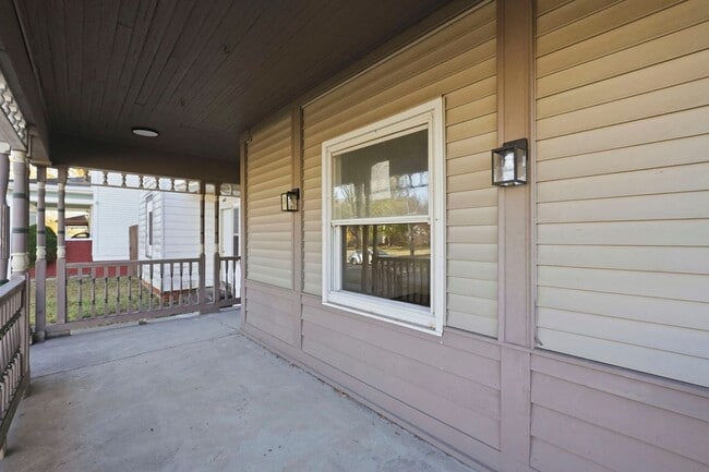 Building Photo - Newly Updated 3-Bedroom Home with Modern U...