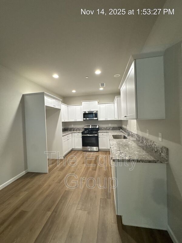 Building Photo - 519 S Summit St