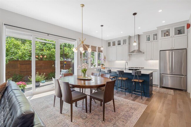 Building Photo - 1217 1/2 W 39th St