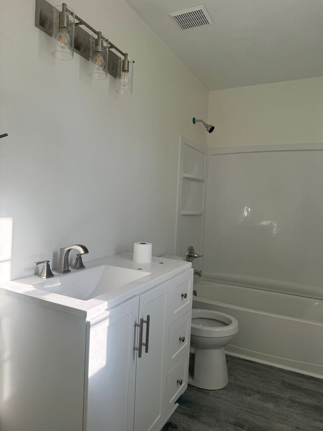 Building Photo - Beautiful cozy 3 bed 2 bath house