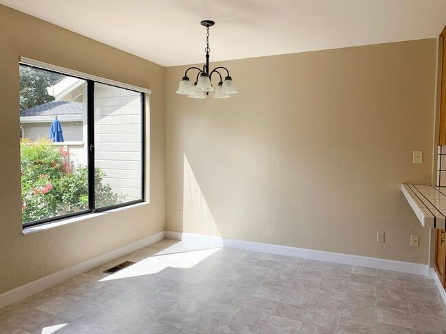 Building Photo - 2 Bedroom / 2.5 Bath Condo in Ridgemark